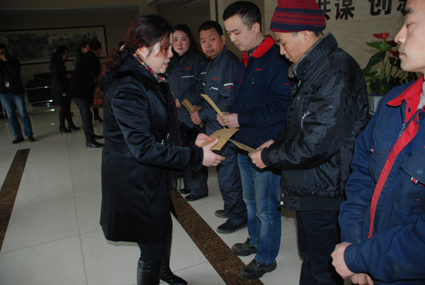 双流县总工会春节前到我公司慰问难题职工