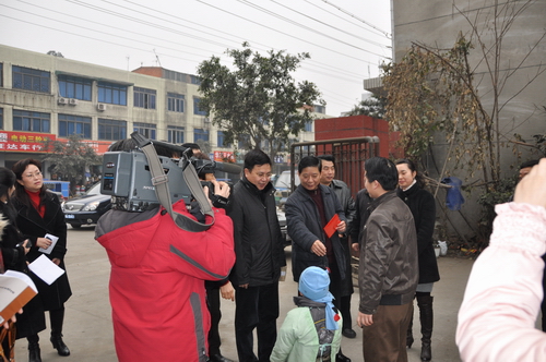 县辅导慰问公司难题职工